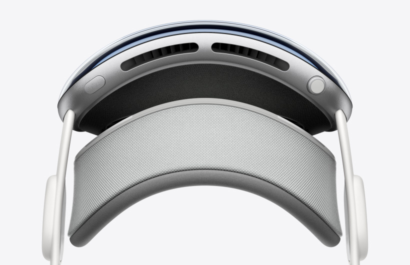The Light Seal magnetically connecting to Apple Vision Pro